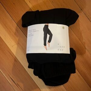 A New Day Black Super Soft Cargo Joggers size M - with pockets - relaxed fit